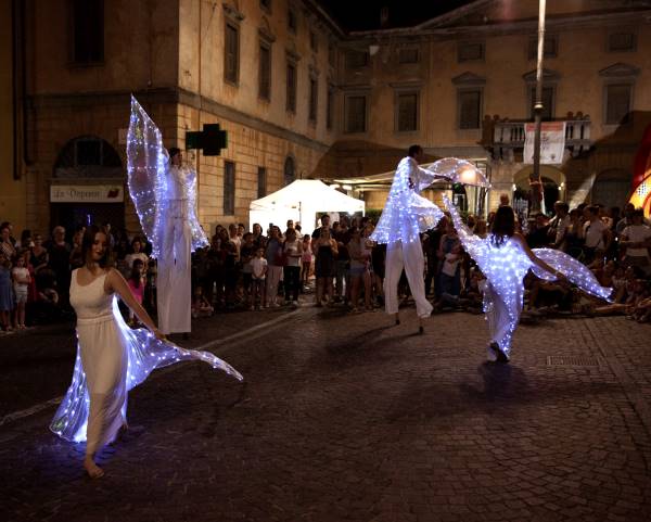 uno spettacolo di trampolieri con le ali luminose