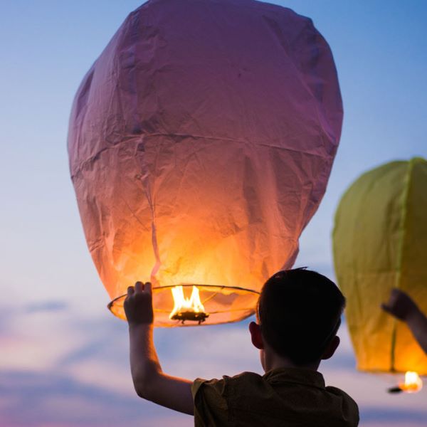 una lanterna dei desideri lanciata da un bambino