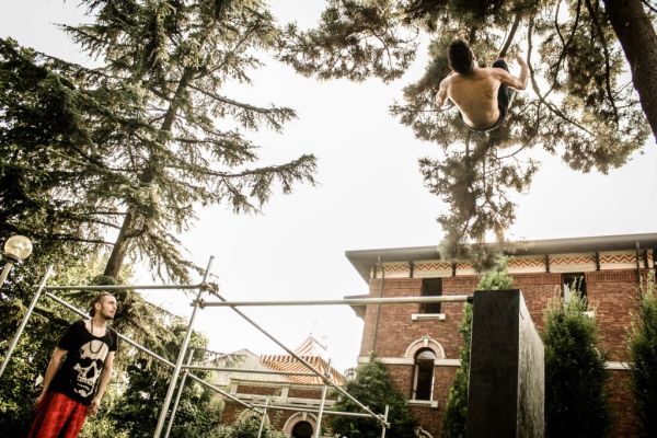 due ragazzi che fanno parkour e freerunning