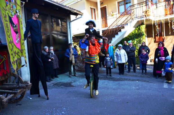 spettacolo di giocoleria creativa per bambini