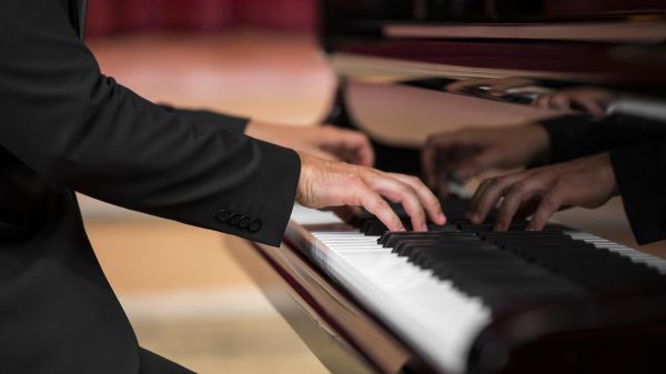 un pianista che suona il piano